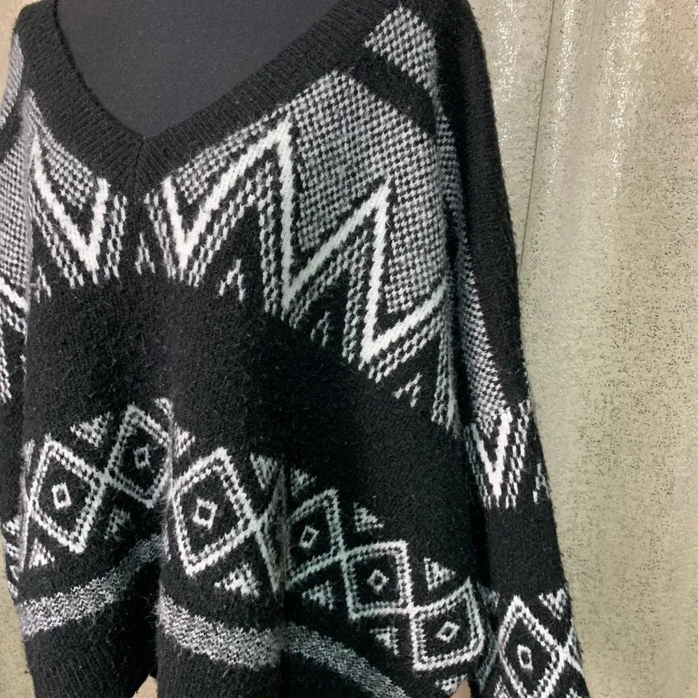 POL Black and White Tribal Wide Sleeve Sweater - Picture 3 of 5